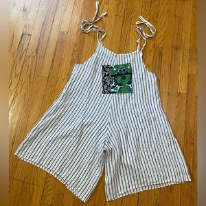 💚Unique romper/ overalls with accent pocket!